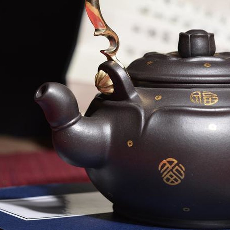 宜兴紫砂壶 | 莲花提梁_泥料：黑泥_容量：280cc