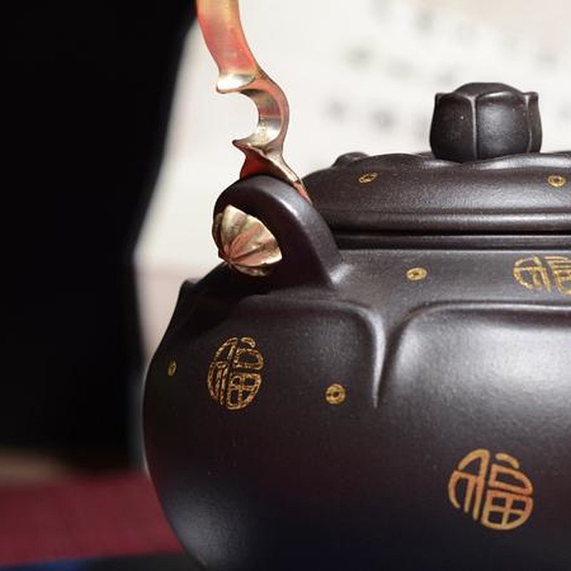 宜兴紫砂壶 | 莲花提梁_泥料：黑泥_容量：280cc