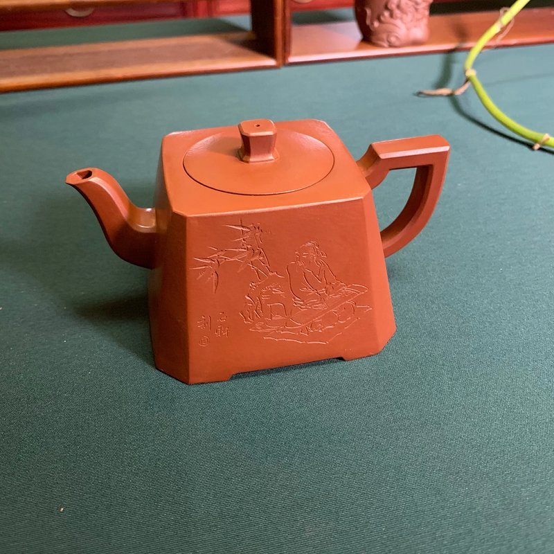 宜兴紫砂壶 | 抽角方韵_泥料：大红袍_容量：230cc