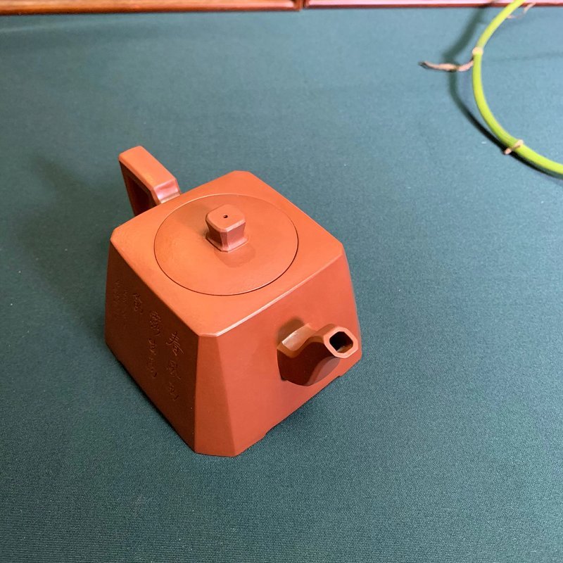 宜兴紫砂壶 | 抽角方韵_泥料：大红袍_容量：230cc