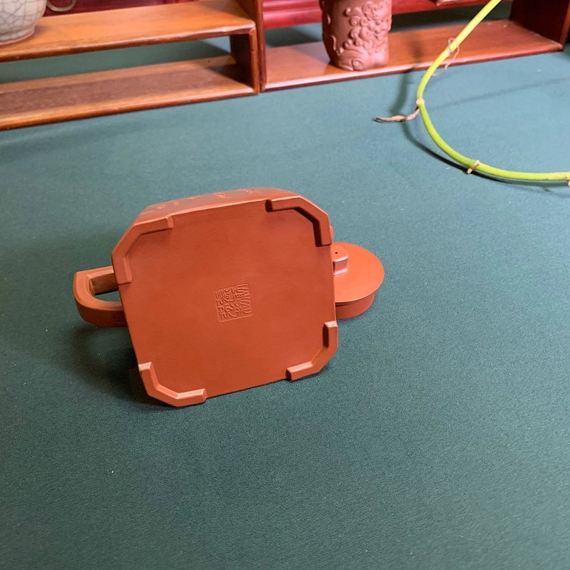 宜兴紫砂壶 | 抽角方韵_泥料：大红袍_容量：230cc