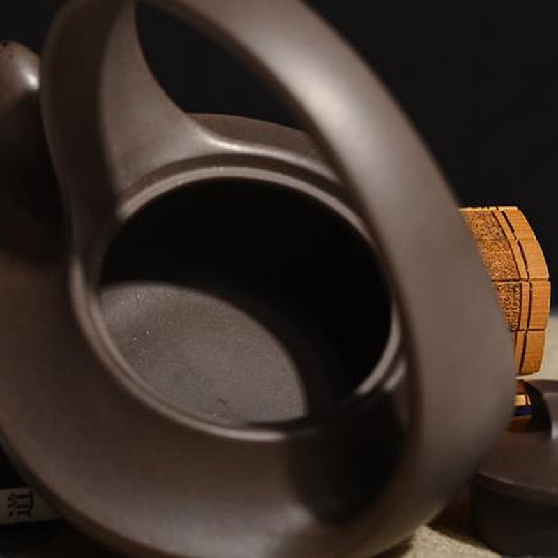 宜兴紫砂壶 | 曲壶提梁_泥料：紫泥_容量：260cc