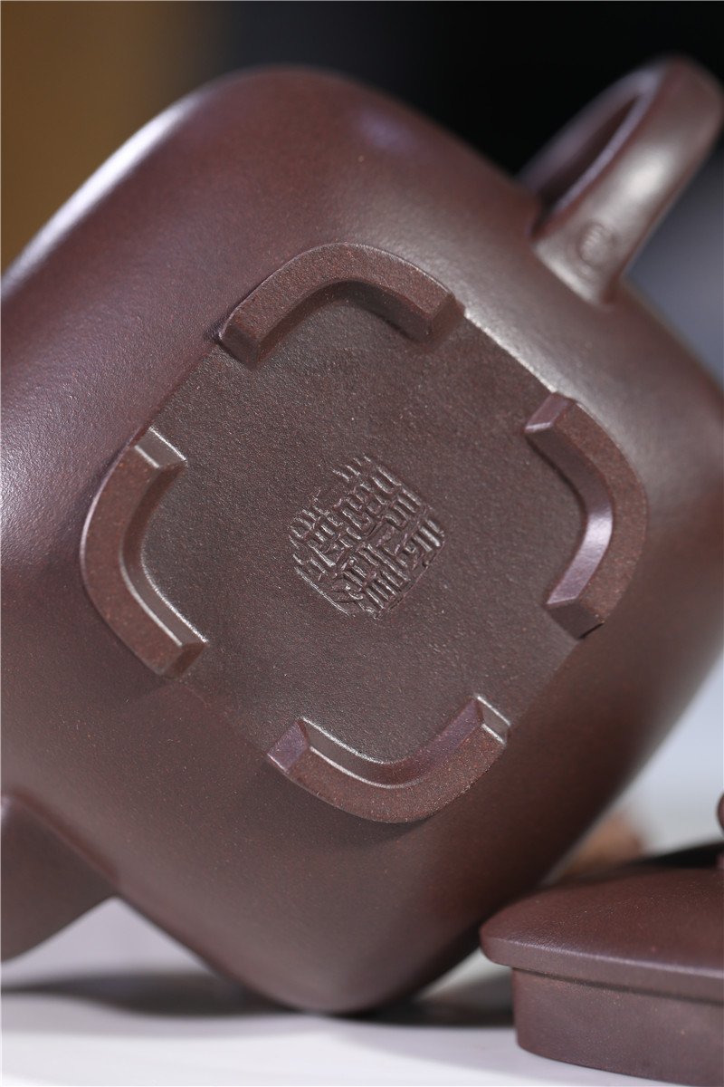 宜兴紫砂壶 | 卡盖方樽_泥料：紫泥_容量：300cc