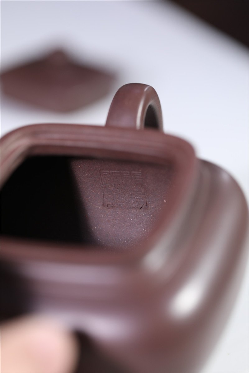 宜兴紫砂壶 | 卡盖方樽_泥料：紫泥_容量：300cc