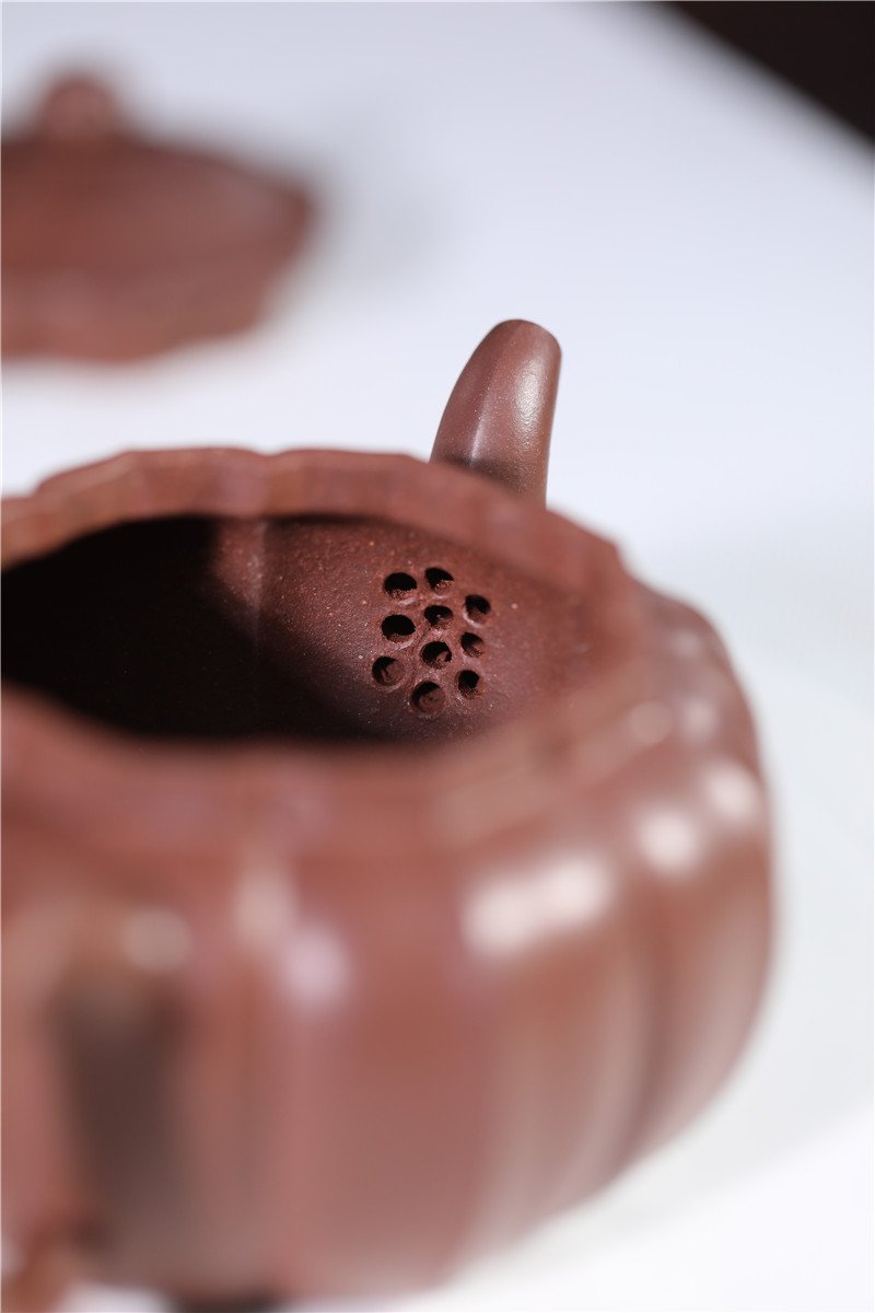 宜兴紫砂壶 | 菱花_泥料：底槽青_容量：230cc