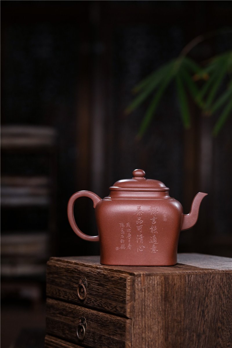 宜兴紫砂壶 | 敦方_泥料：紫泥_容量：550cc