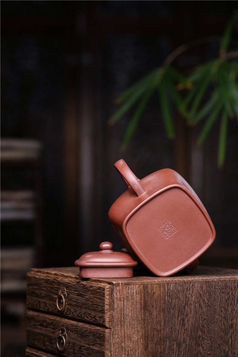 宜兴紫砂壶 | 敦方_泥料：紫泥_容量：550cc