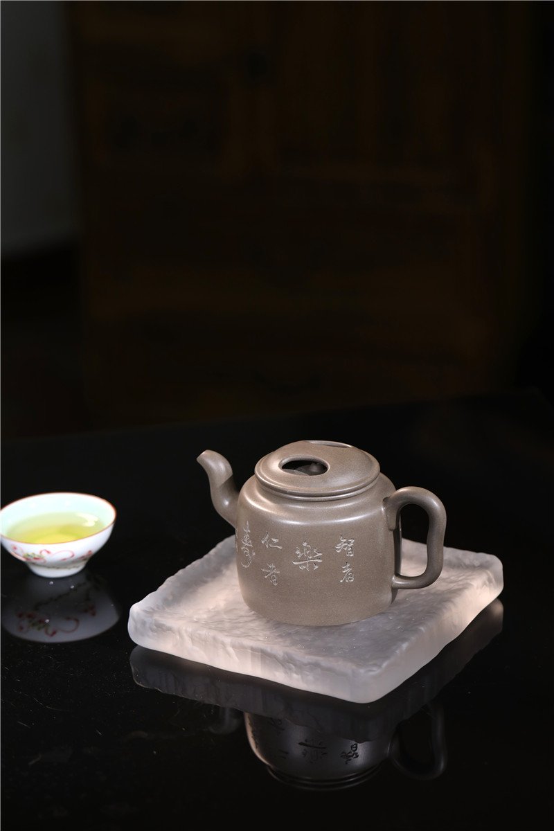 宜兴紫砂壶 I 厚德 _ 泥料：青段泥 _ 容量：300cc