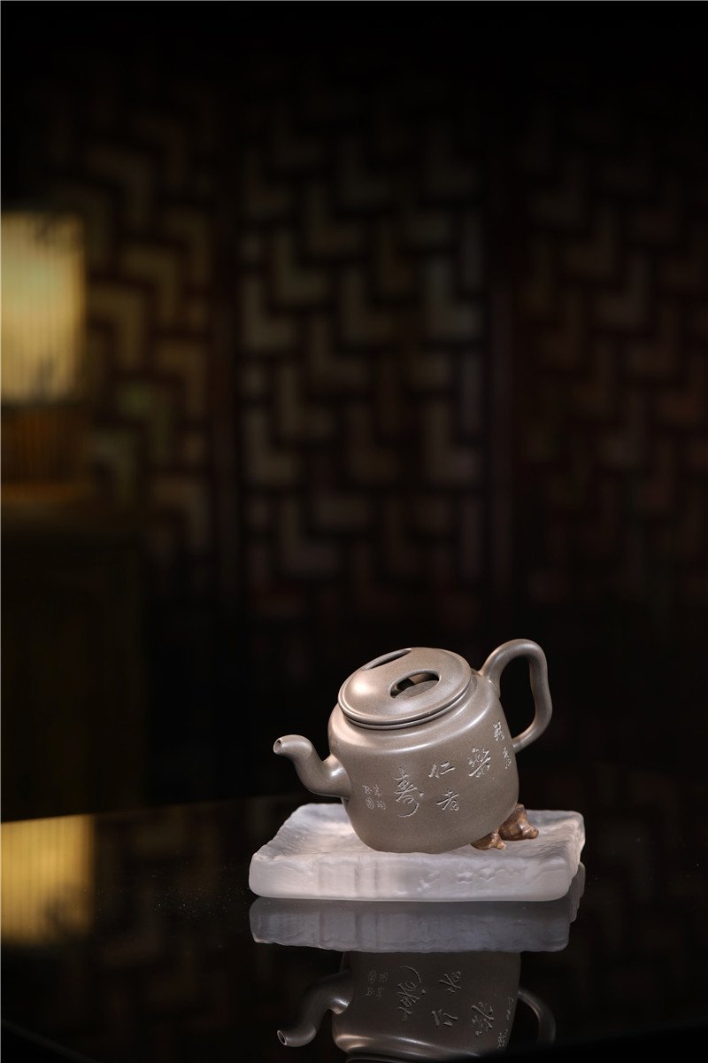 宜兴紫砂壶 I 厚德 _ 泥料：青段泥 _ 容量：300cc