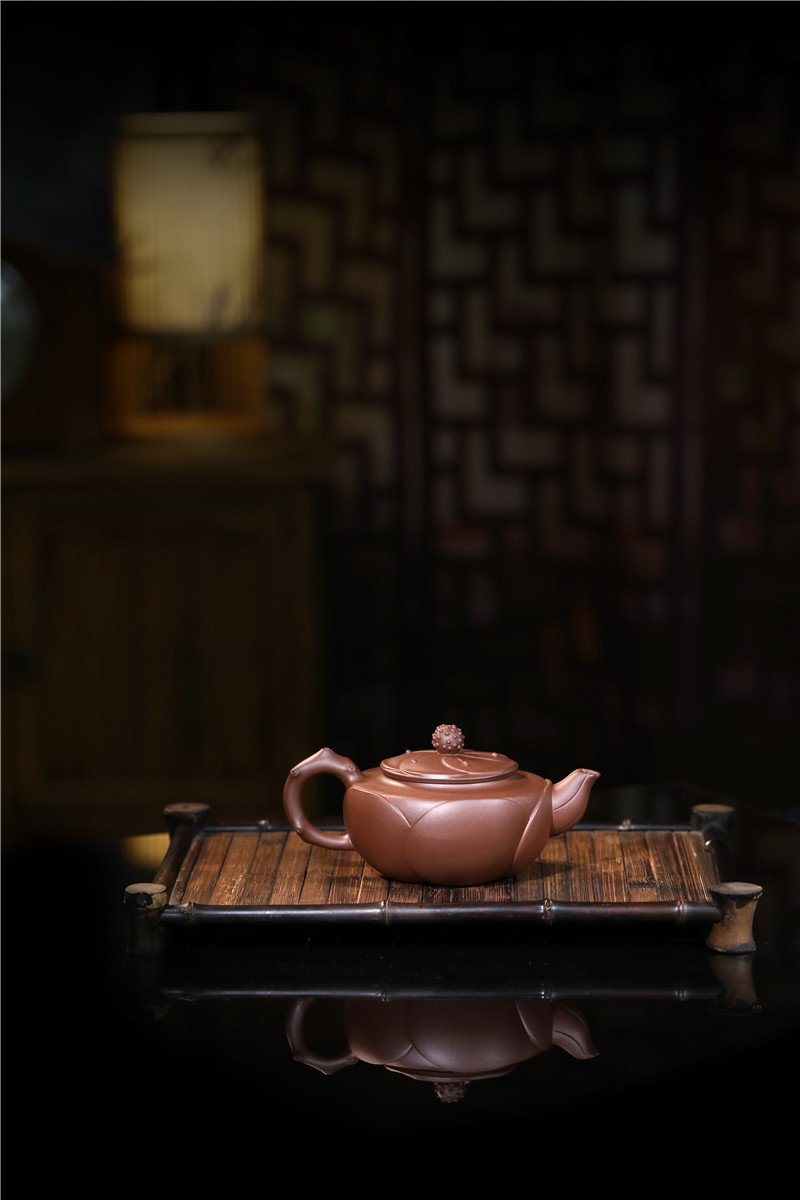 宜兴紫砂壶 I 梅花三弄 _ 泥料：老紫泥 _ 容量：300cc