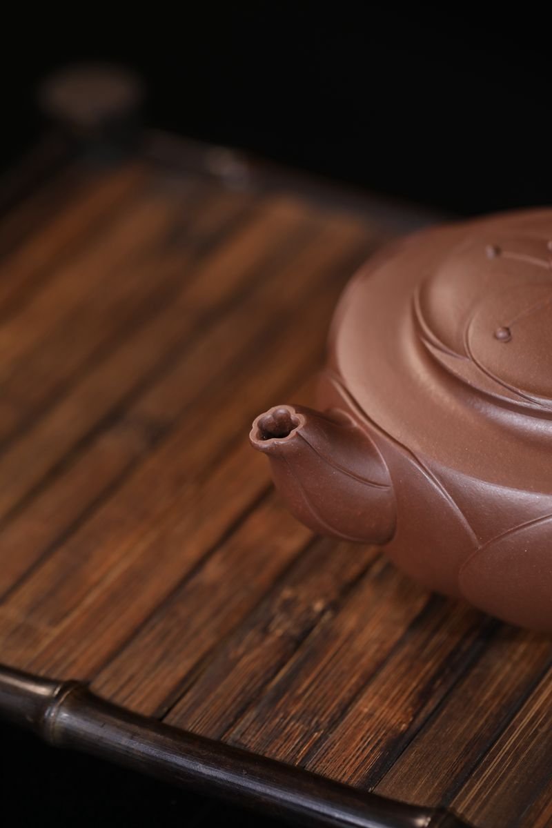 宜兴紫砂壶 I 梅花三弄 _ 泥料：老紫泥 _ 容量：300cc