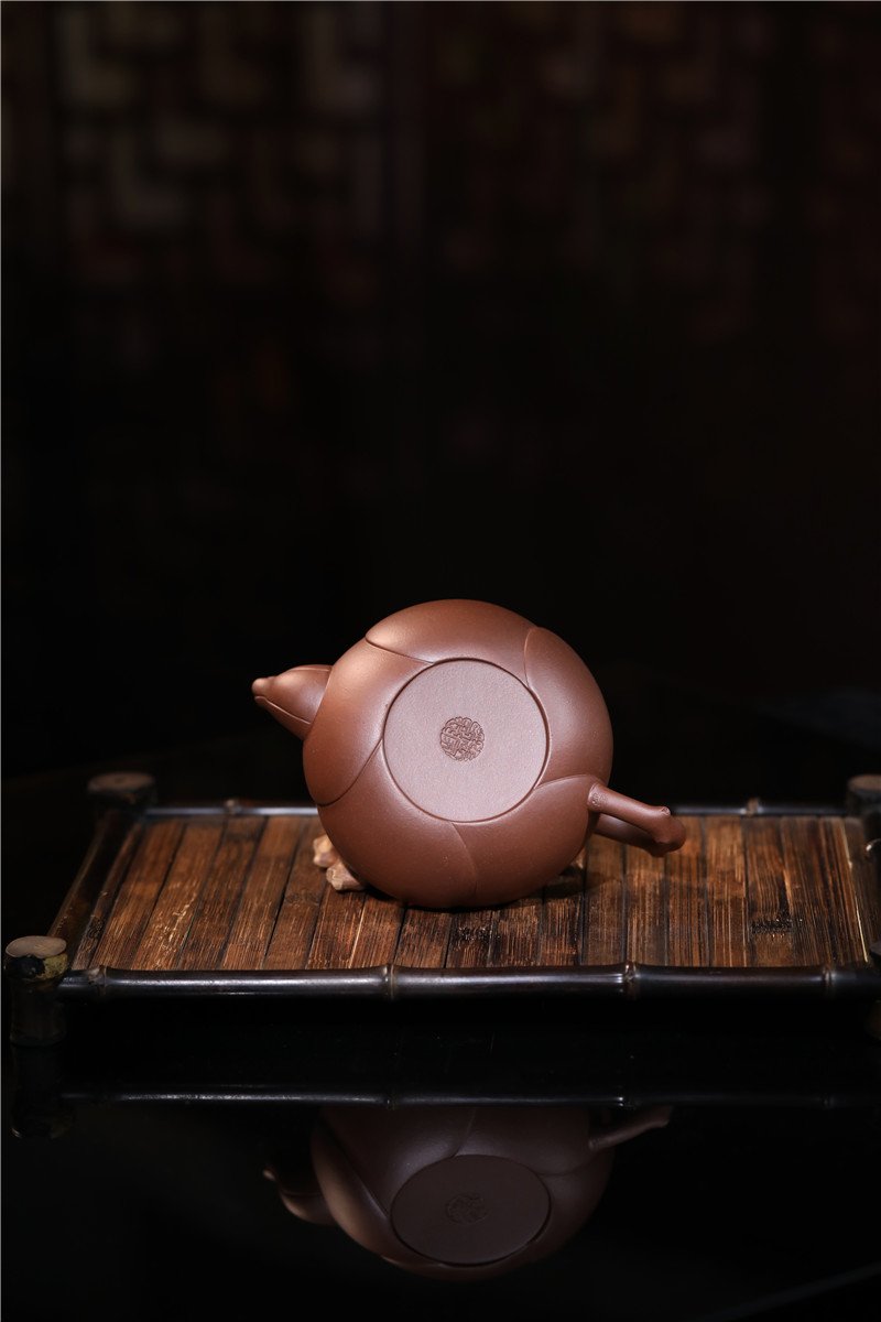 宜兴紫砂壶 I 梅花三弄 _ 泥料：老紫泥 _ 容量：300cc